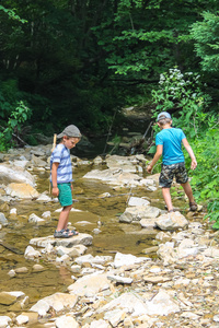 两个孩子玩附近山中的小溪