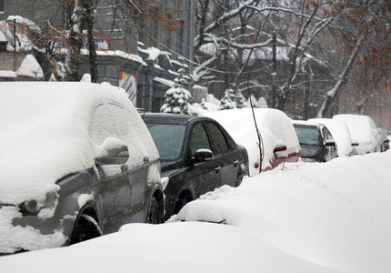 新鲜白雪覆盖的汽车