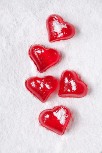 果冻粉糖似的雪上的红色心型