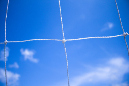 足球目标网和云与蓝蓝的天空背景