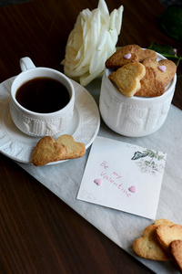 是我的情人注 束的心形状的饼干 玫瑰和一杯咖啡
