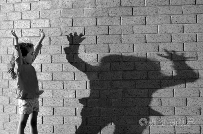 女孩玩她的影子