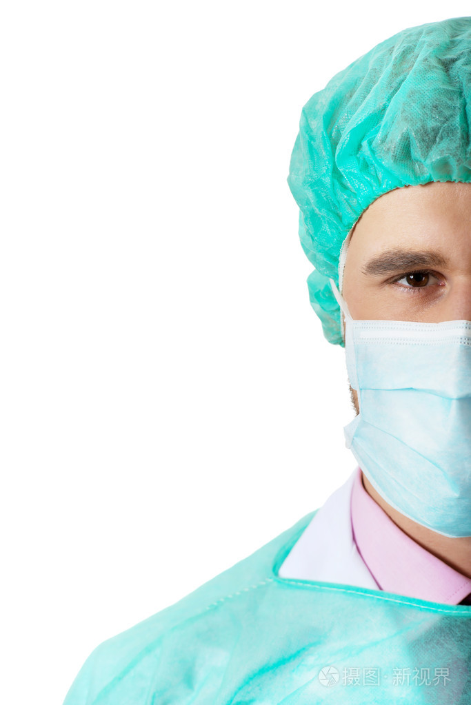 男性外科医生在防护面具