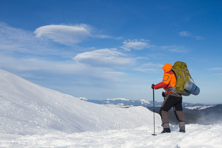 在山里徒步旅行带着背包和帐篷雪的冬天