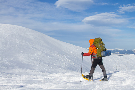 在山里徒步旅行带着背包和帐篷雪的冬天