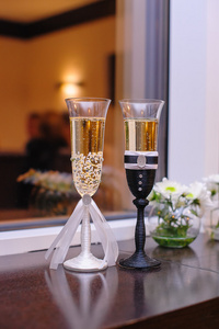 两杯香槟婚礼风格新娘与新郎