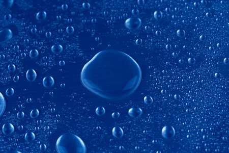 蓝色背景上的水滴