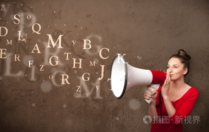 年轻的女孩大声喊话器和文本出来