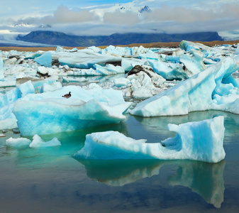 反映在光滑冷水的蔚蓝冰