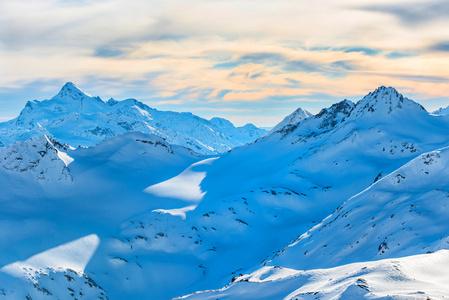 蓝色的雪山