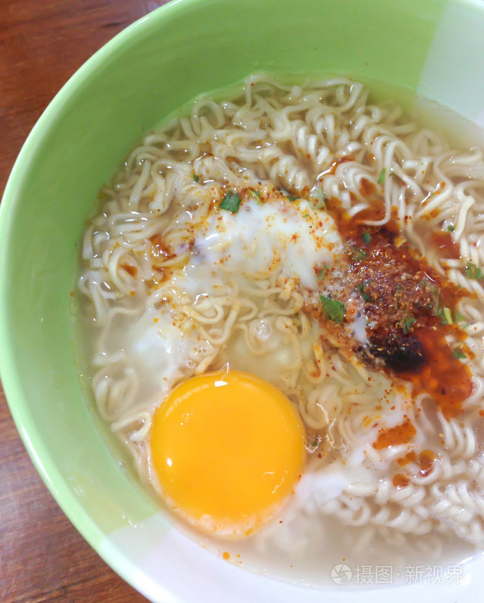 生鸡蛋方便面