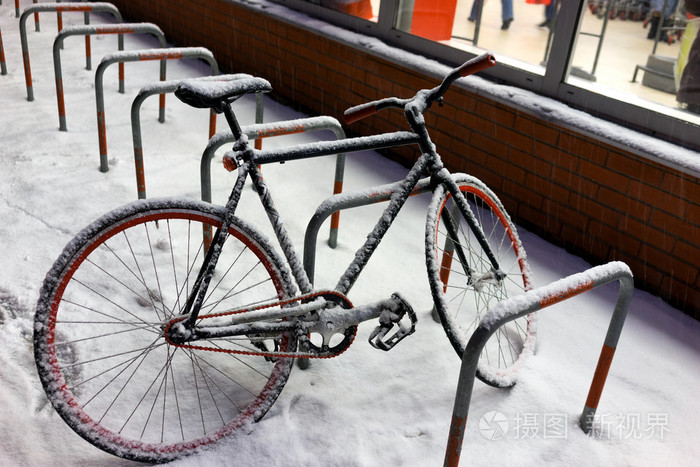 骑自行车在停车场上店里的雪