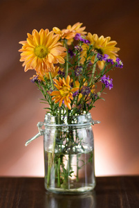 在桌上花瓶朵美丽的花