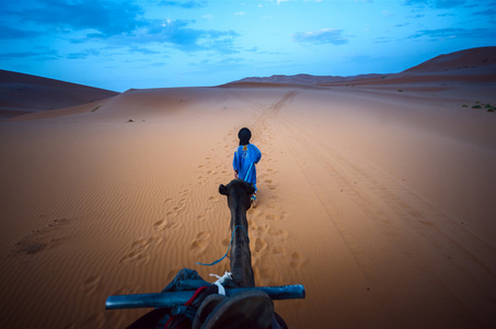 在沙漠中行走的人照片