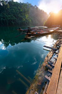 木船的湖上的日落