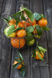 橙色的桔子堆在柳条篮子里