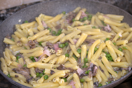 意大利面食豌豆火腿和奶油