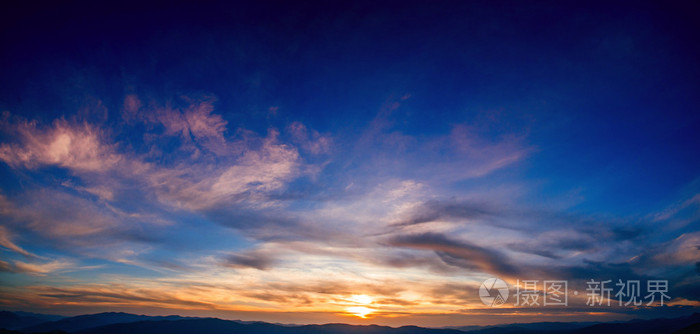 色彩斑斓的天空与太阳背景在山中 日落 日出照片 正版商用图片1hz6os 摄图新视界