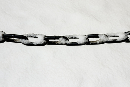金属链笼罩着白色的雪