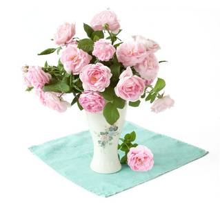 粉红玫瑰束孤立在白色的背景