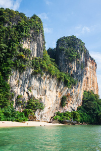 完美的度假与莱利海滩泰国甲米的蓝色天空