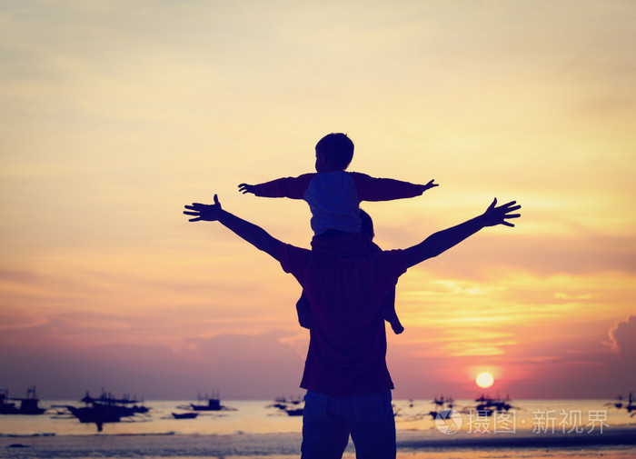 父亲和儿子玩着日落