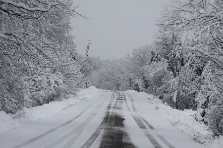 乡村道路上的新鲜雪