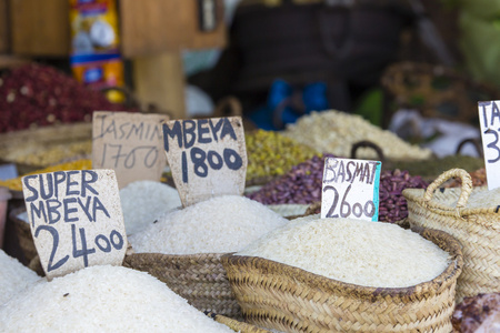 在桑给巴尔岛，非洲传统食品市场