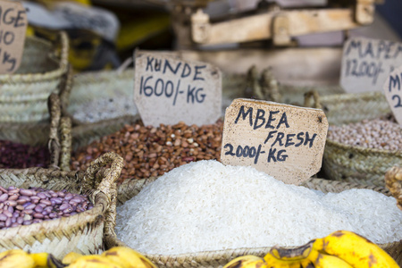 在桑给巴尔岛，非洲传统食品市场