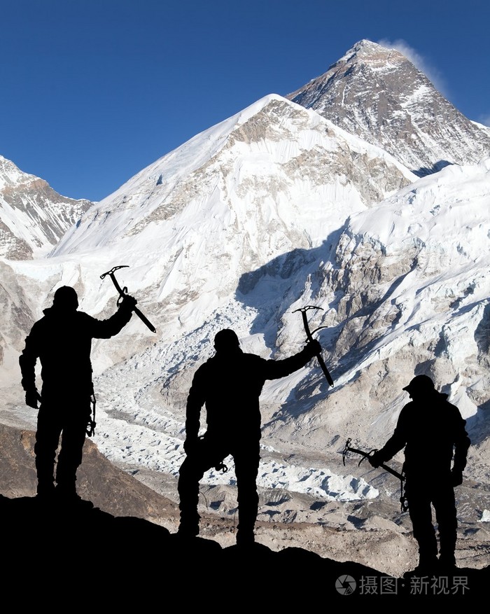 从卡拉 patthar 和轮廓的男子登上珠穆朗玛峰