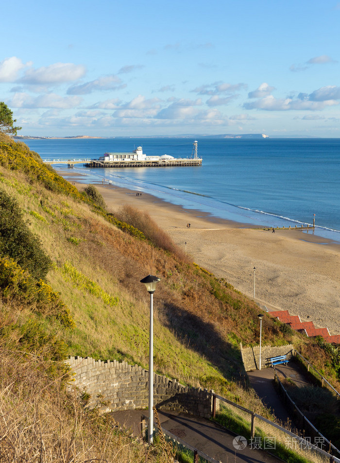 美丽的英国海滩伯恩茅斯英格兰与蓝蓝的天空,美丽的沙滩而闻名的普尔