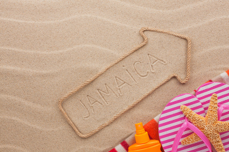 牙买加指针和海滩配件躺在沙滩上