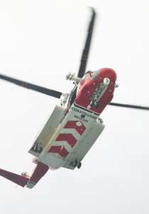 海岸警卫队直升机救援在行动。苏格兰。英国