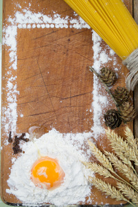 烤蛋糕。鸡蛋，面粉，小麦老式的木桌上