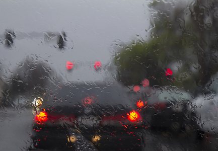 在大雨中开车