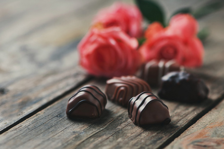 玫瑰和巧克力糖果情人节