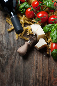 意大利食品与原料螺丝 番茄 罗勒 奶酪