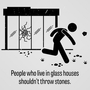 住在玻璃房子应该不扔石头的人