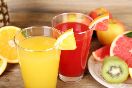鲜榨果汁用木制的桌子上的水果