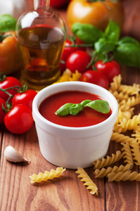 意大利面条和番茄香草