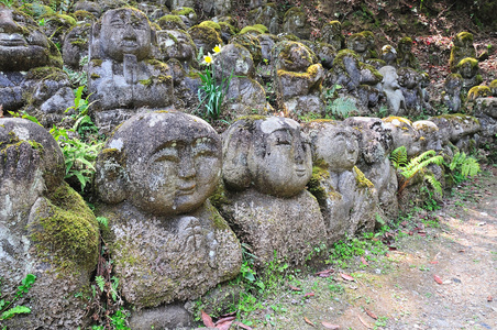 石刻 Rakan 在 Ara Otagi 念佛寺