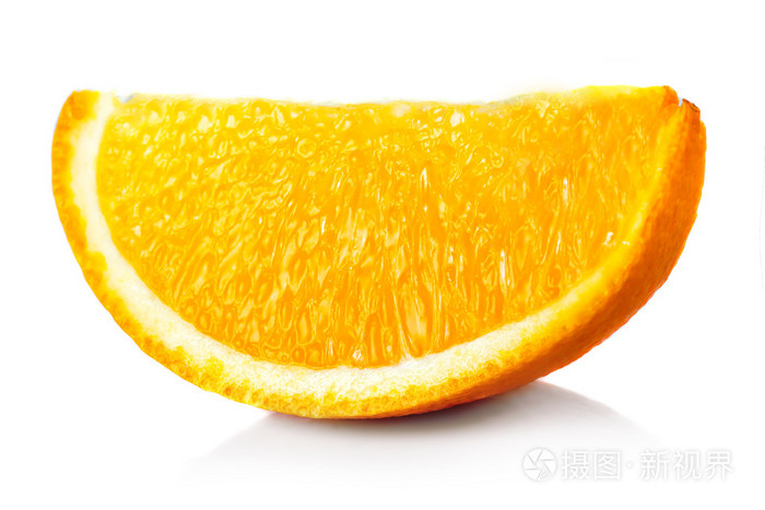 成熟的橙色水果切片上白色孤立