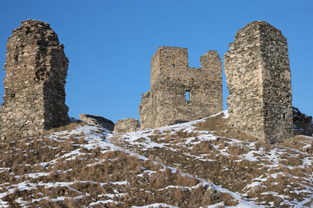 在冬天古代石头城堡的废墟
