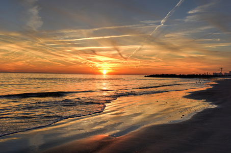 在日落时的康尼岛海滩