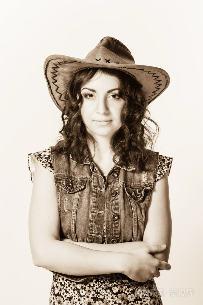 戴着牛仔帽的漂亮女孩