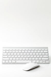白色电脑鼠标键盘