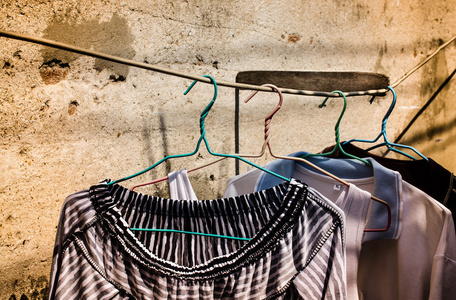 关闭了旧衣架在阳光下照片