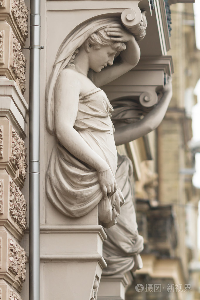 女雕像上在拉脱维亚首都里加的建筑之一