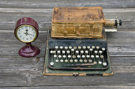 古董打字机，古董钟和旧书圣经