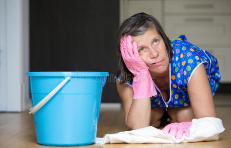 家庭主妇做家务 — — 熨烫,水洗,真空清洗,擦地板手套 prep